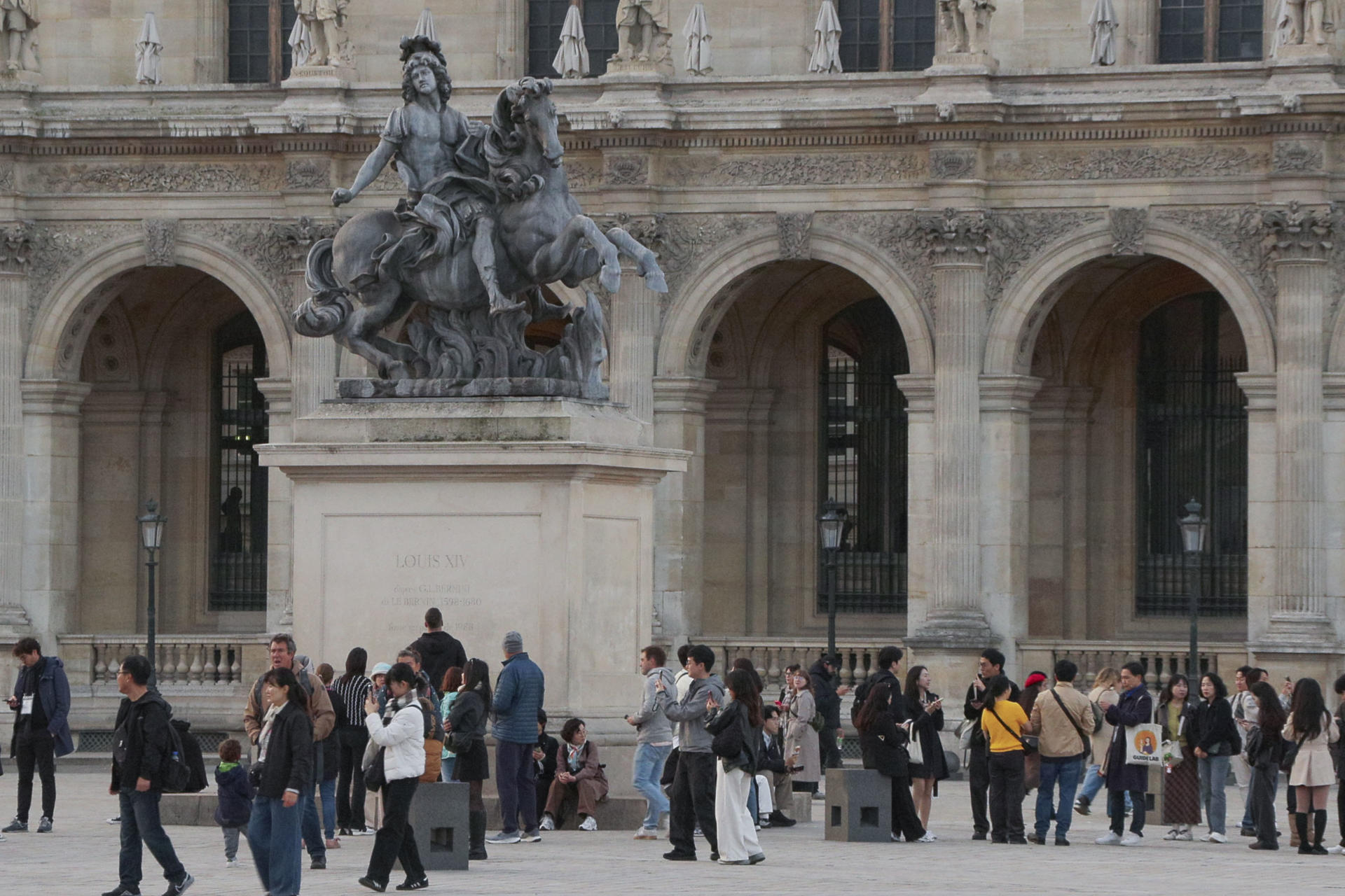 Reabre al público el Louvre, con restricciones, tras el robo de joyas del domingo