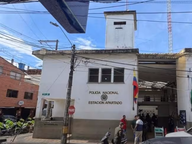 Eighteen Prisoners Break Out of Colombian Police Station in Daring Midnight Escape