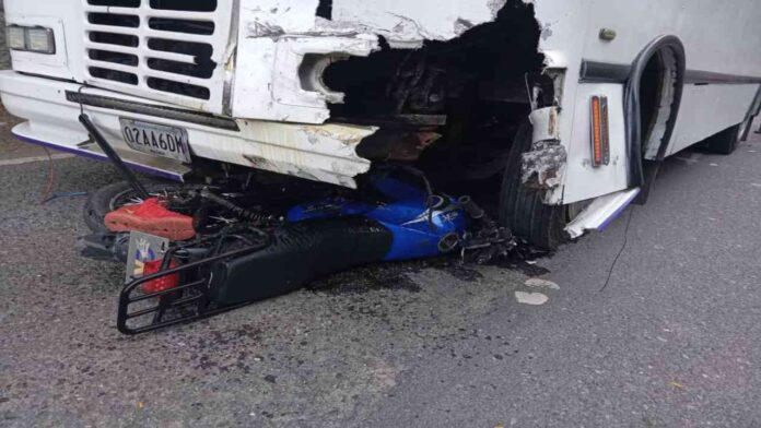 Al menos dos motorizados muertos en un accidente en la carretera Ocumare de la Costa