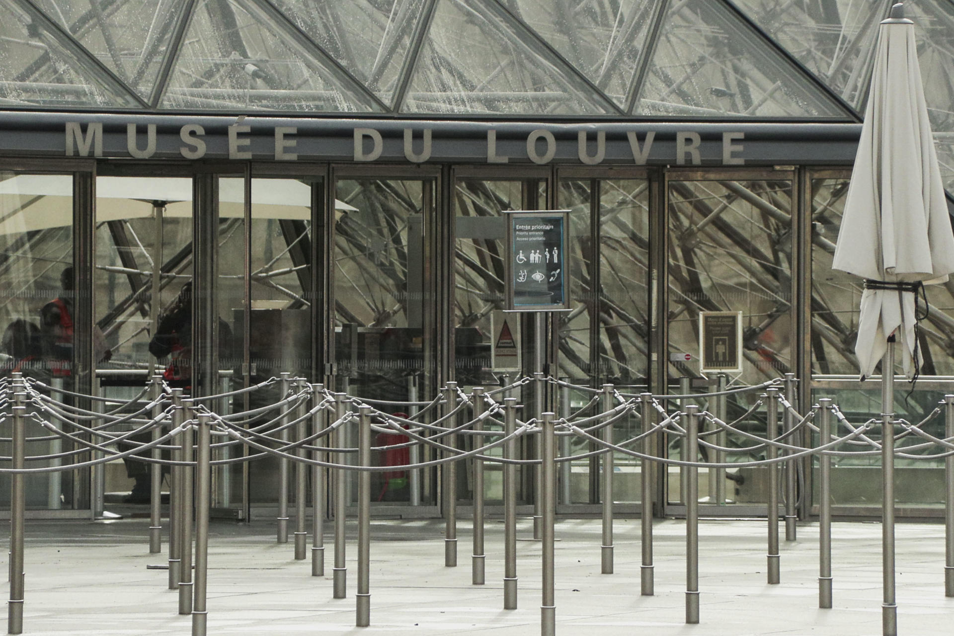 "Un robo digno de James Bond", se sorprenden turistas frustrados por el cierre del Louvre