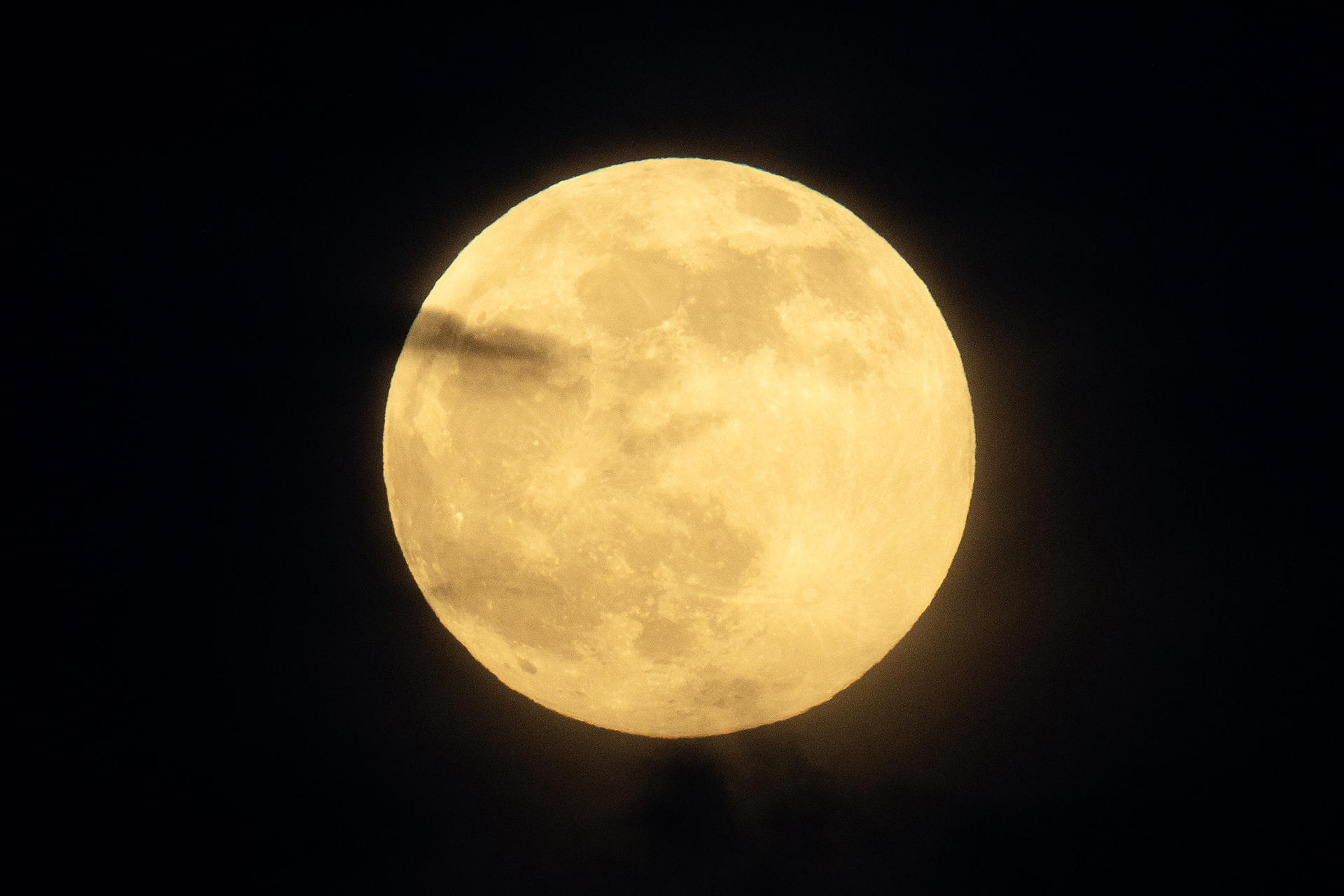 Científicos revelan enigmáticas diferencias entre las dos caras de la Luna