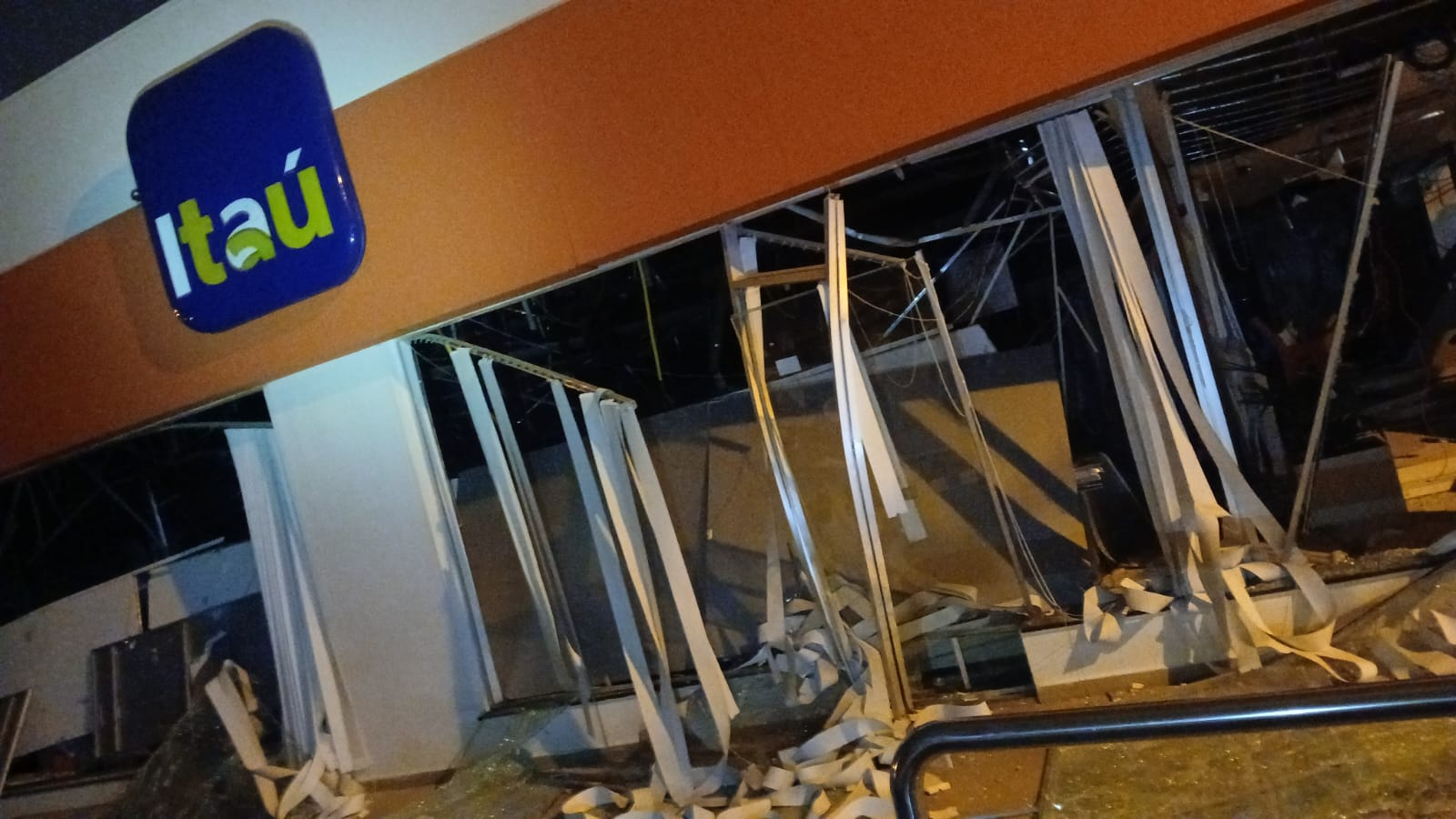 Explosivos, disparos y huida: Los detalles del asalto millonario a un banco en Paraguay