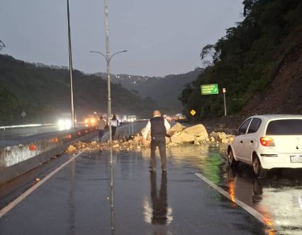 Lluvias causan estragos en la autopista Gran Mariscal de Ayacucho este #15Oct