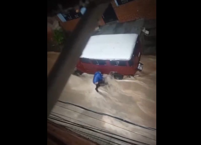Mujer murió tras ser arrastrada por el agua durante las fuertes lluvias en Caracas este #15Oct (Video)