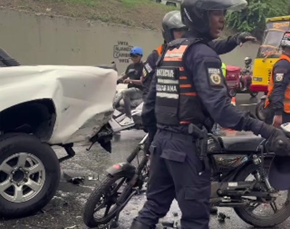 Murió motorizado al estrellarse contra una camioneta en la autopista Francisco Fajardo este #24Oct