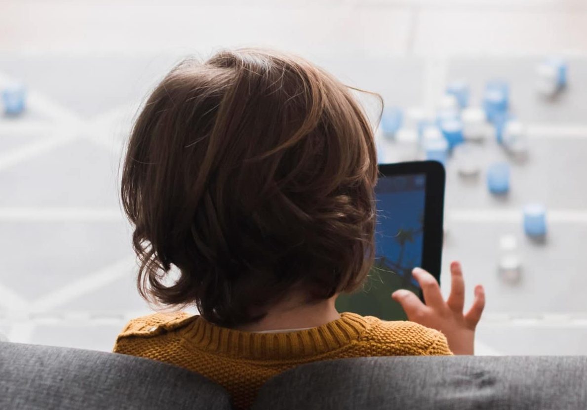 Estudio indica que los niños con control parental del celular duermen y estudian mejor