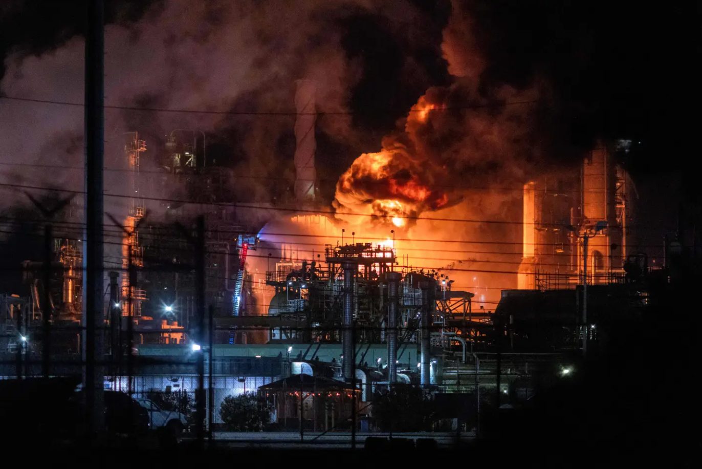 VIDEO: incendio masivo estalló en refinería de Chevron a las afueras de Los Ángeles