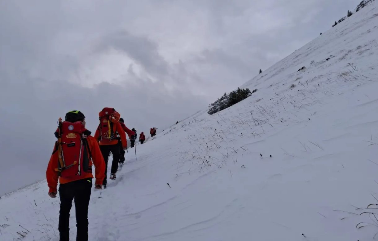 Tres alpinistas perdieron la vida tras avalancha que los dejó bajo un metro de nieve