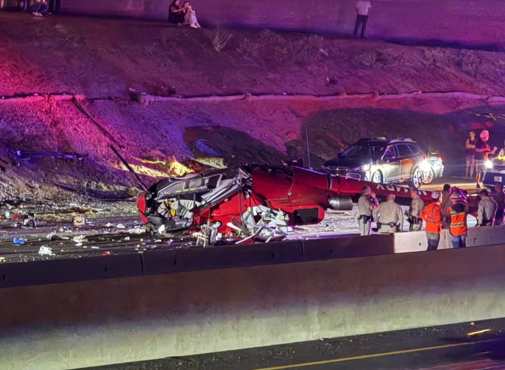 Mujer quedó atrapada bajo helicóptero médico que se estrelló en una autopista de California