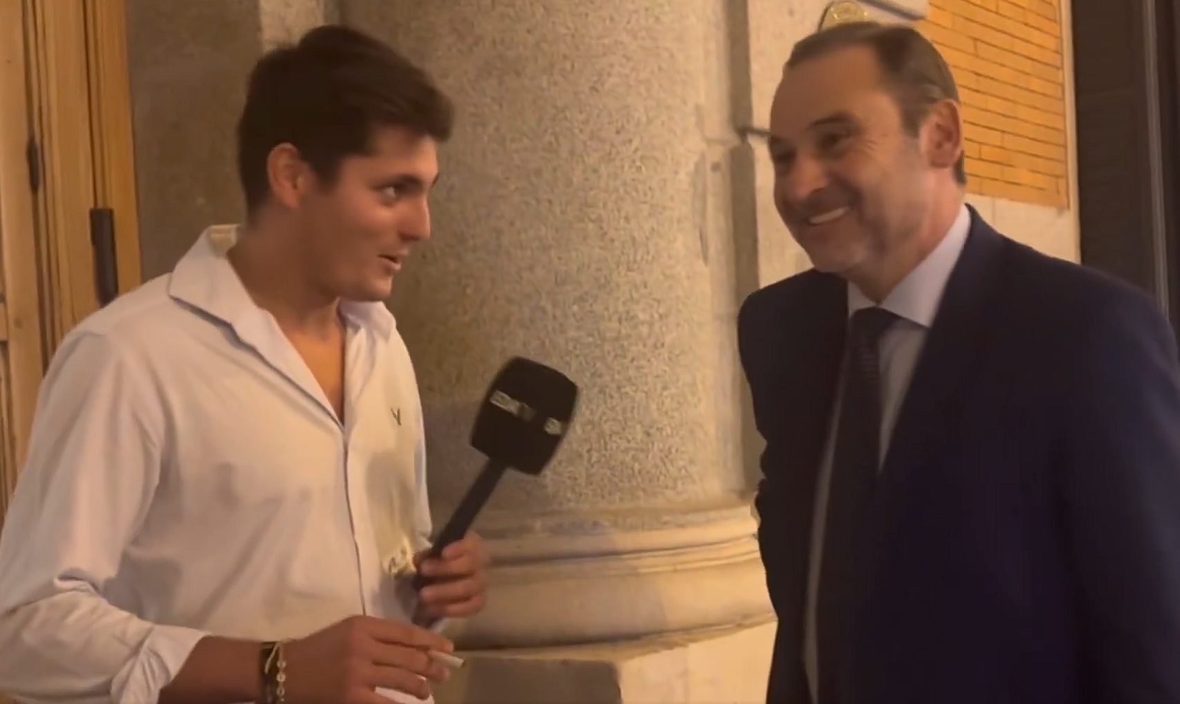 VIDEO: periodista se fuma un cigarrillo con José Luis Ábalos y le pregunta cómo mantenía a cinco mujeres