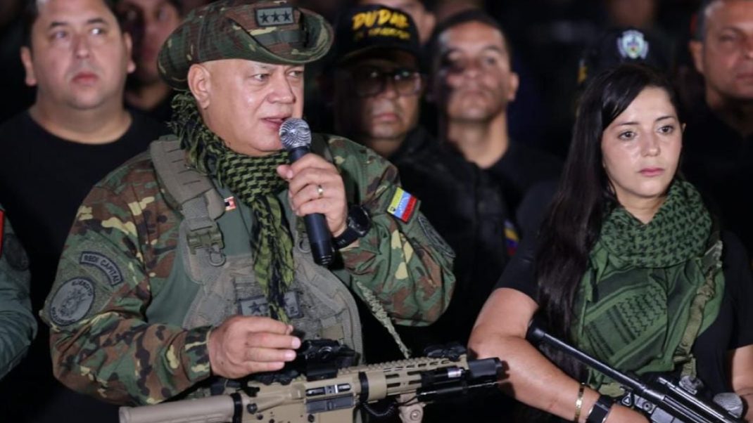 Mientras María Corina Machado gana el Premio Nobel de la Paz, Diosdado Cabello aparece armado