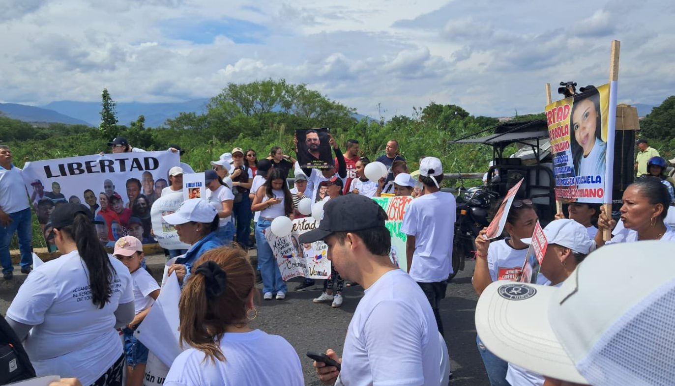 Familiares de colombianos detenidos en Venezuela protestan en el puente Simón Bolívar