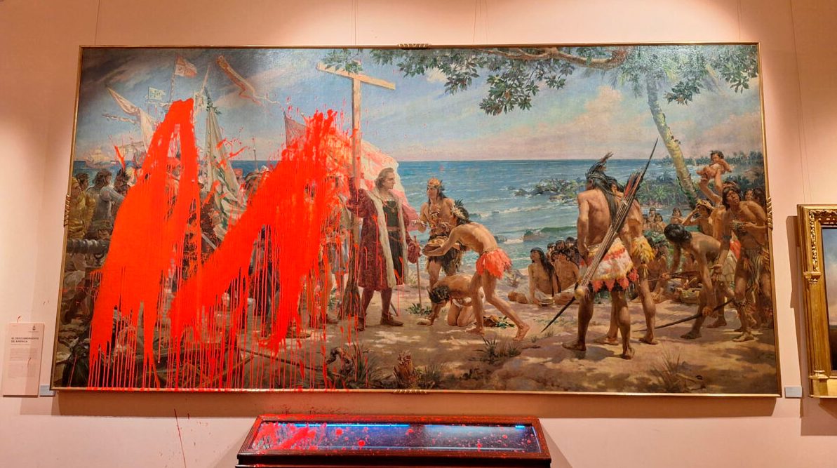 VIDEO: activistas lanzaron pintura roja contra un cuadro de Cristóbal Colón