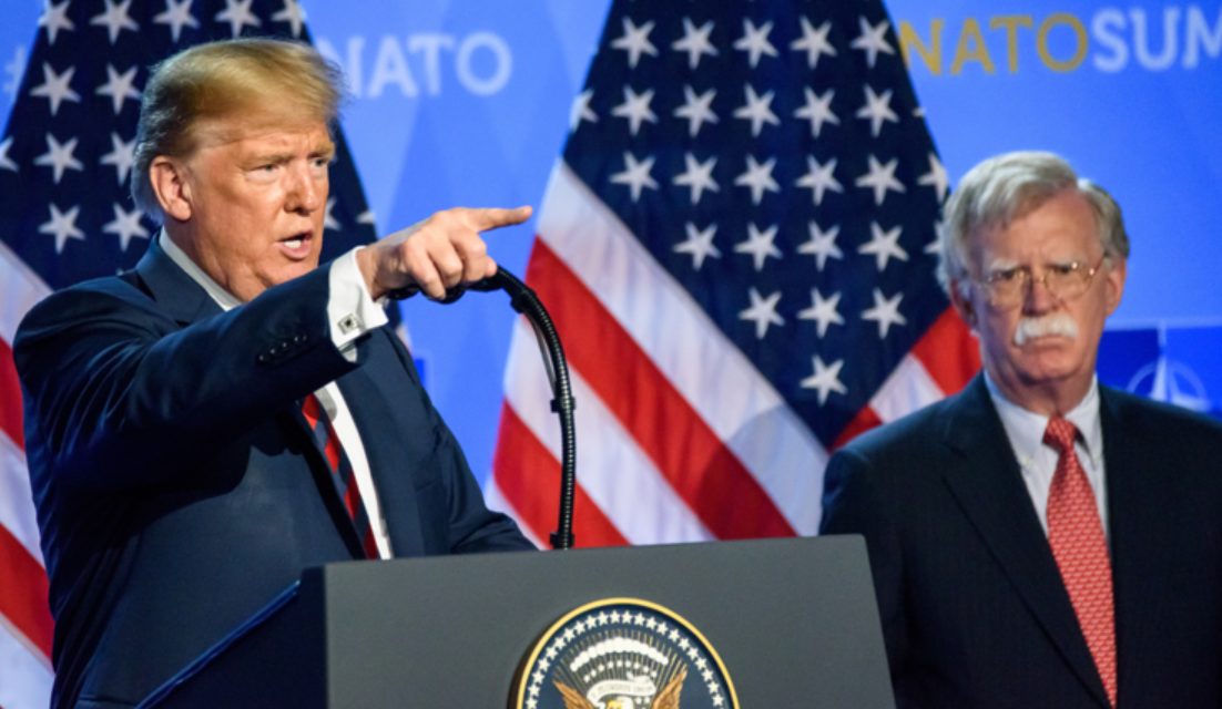 Exasesor de Trump se entrega a las autoridades tras imputación por documentos clasificados