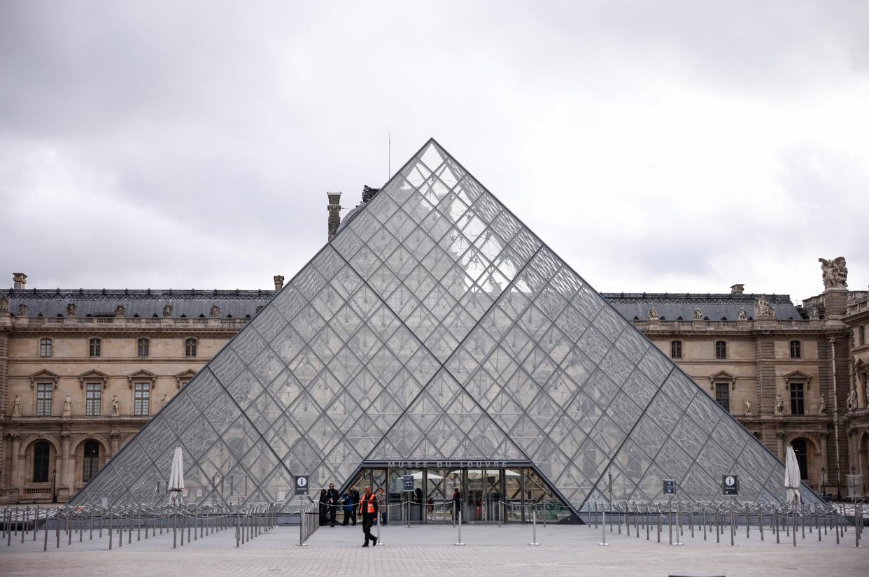 Cayeron dos ladrones relacionados al robo en el museo del Louvre gracias a trazas de ADN