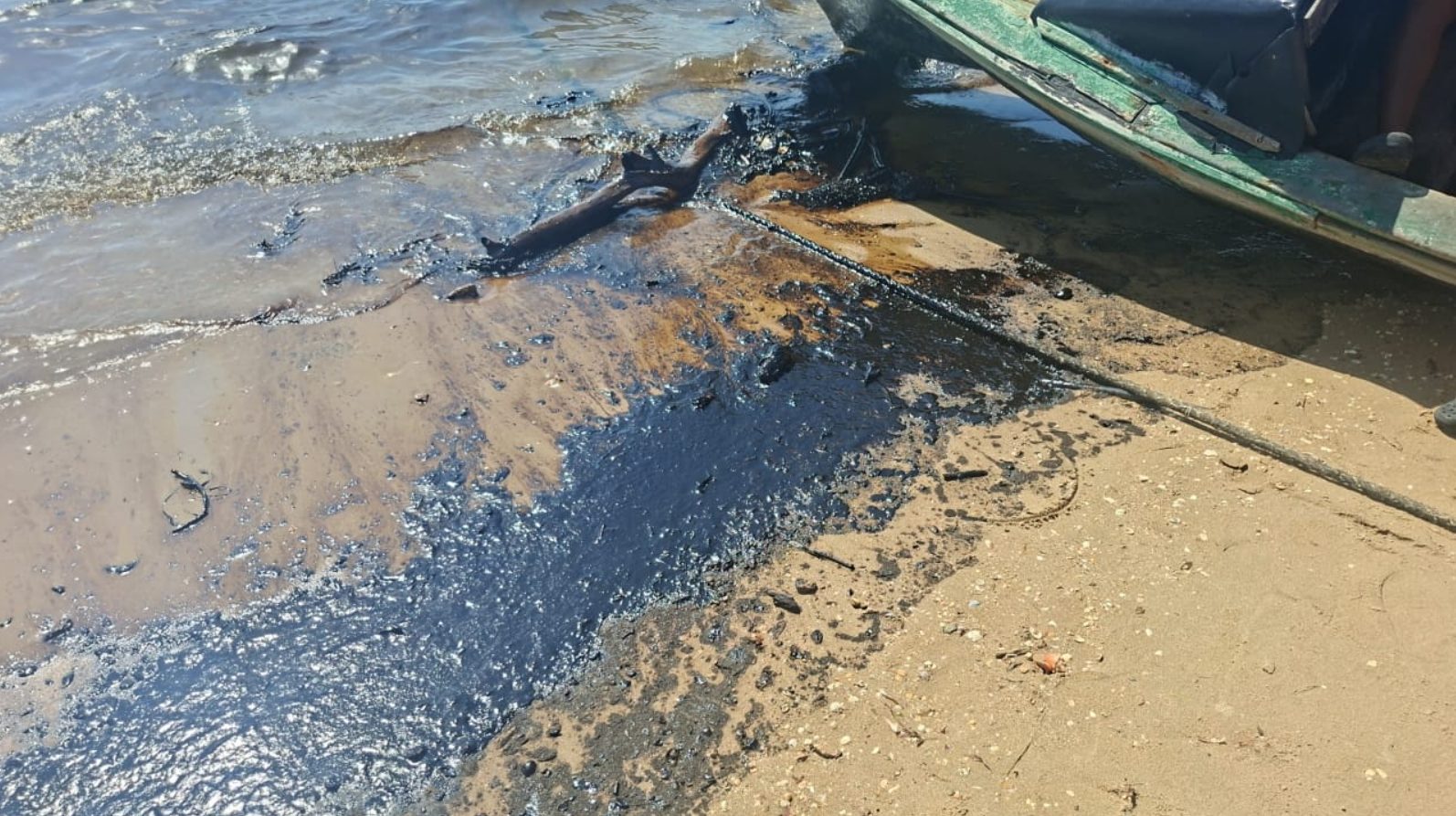 IMÁGENES: pescadores claman por ayuda ante infame derrame de crudo en las costas de Falcón