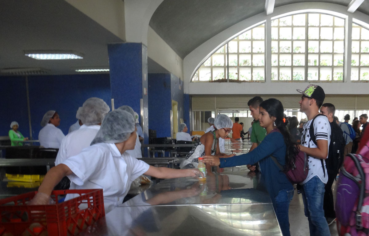 “Ni frutas ni jugos", dirigente estudiantil de la UCV muestra lo que les dan de almuerzo (VIDEO)