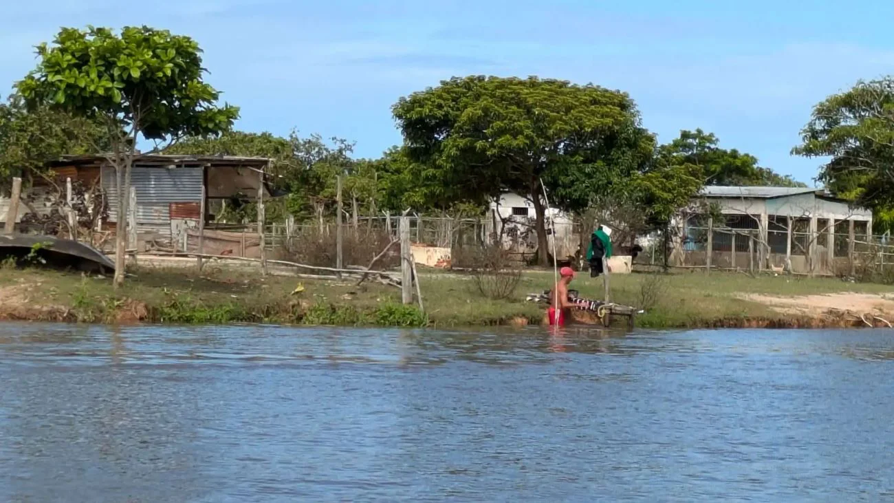 Habitantes de Delta Amacuro reconstruyen sus casas con los restos que quedaron tras afectaciones del Orinoco