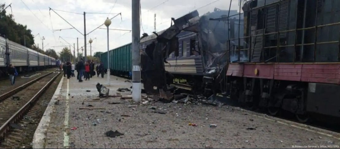 Rusia atacó con drones un tren de pasajeros en Ucrania y dejó decenas de heridos (VIDEO)