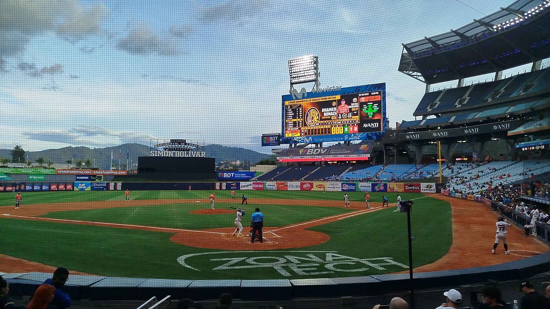 El Monumental vibró: Aldrem Corredor comandó la primera victoria de los Leones en casa