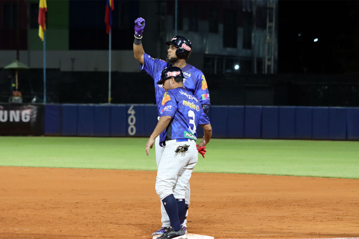 Tigres se aferran al liderato con victoria ante Caribes