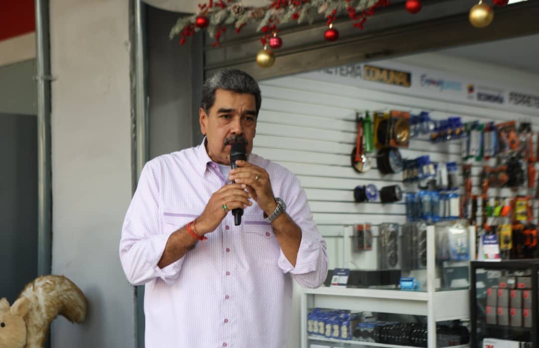 Maduro dijo que los venezolanos pasarán la Navidad "con un fusil bajo el brazo" ante "amenaza" de EEUU (Video)