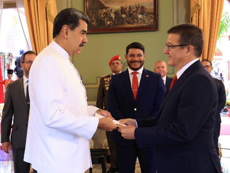 Maduro Welcomes New Ambassadors from Cuba and Lebanon at Miraflores Palace