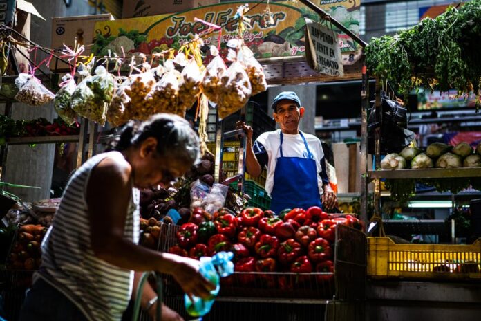 El 64 % de los hogares venezolanos prioriza el precio al momento de comprar