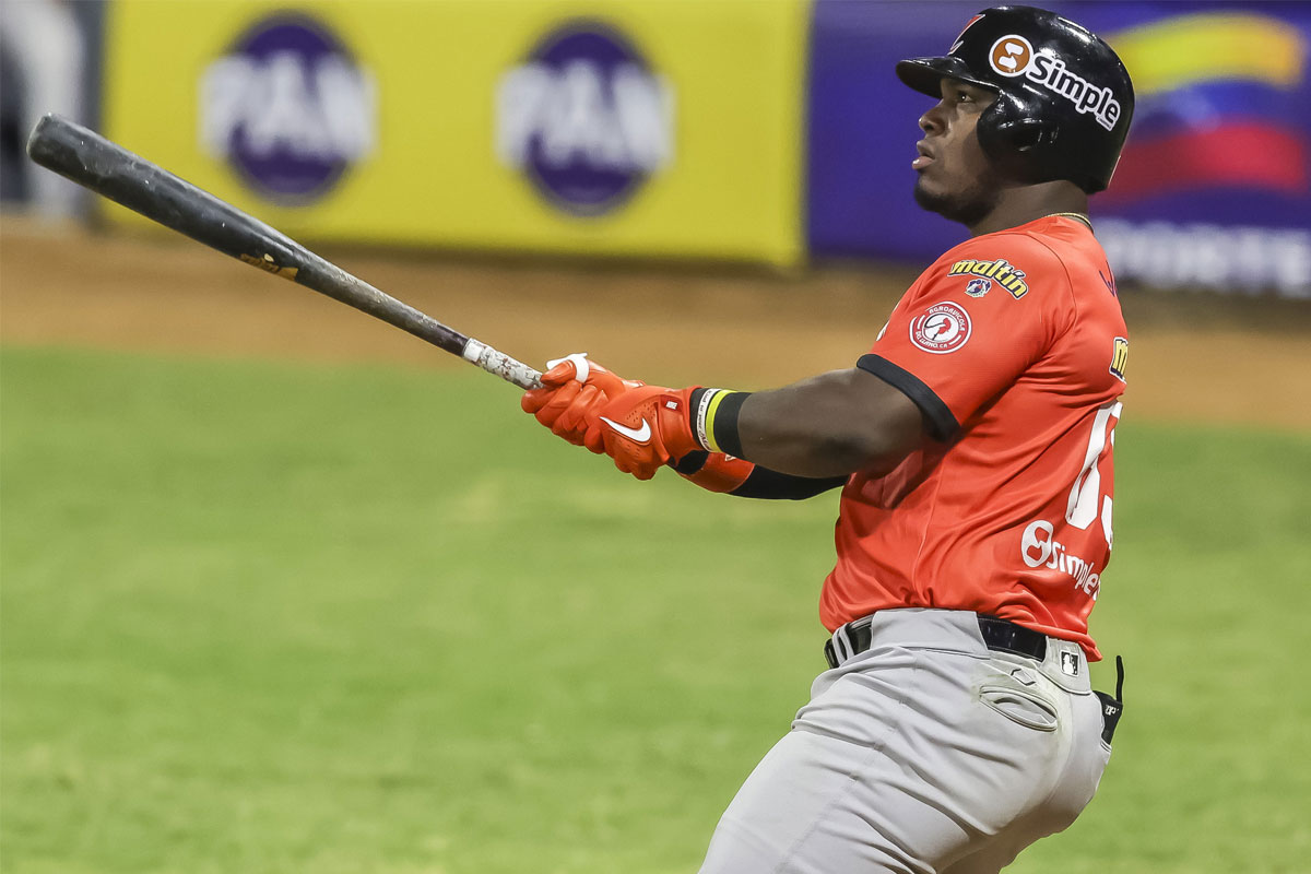 Águilas volaron alto en el Universitario: Perlaza comandó paliza sobre Tiburones