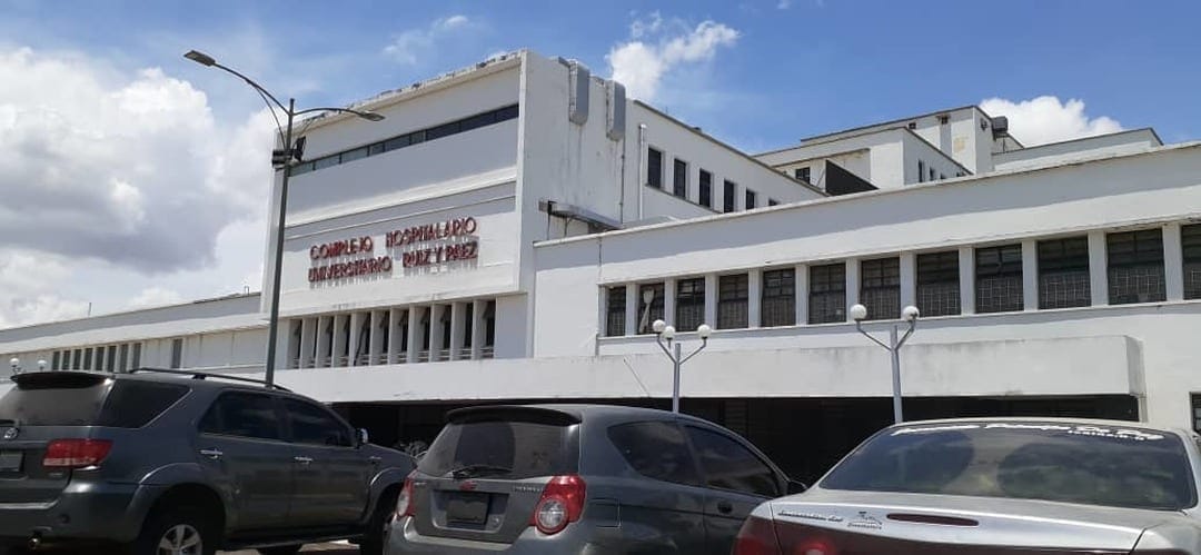 Mujer no fue atendida en hospital de Ciudad Bolívar y tuvo que parir en las escaleras del edificio (VIDEO)