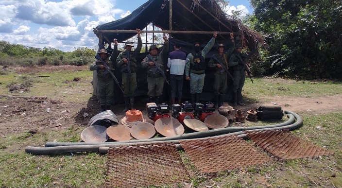 Fanb desmanteló campamento de minería ilegal que contaminaba aguas en Amazonas