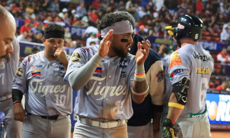 Tigres de Aragua vence 8-3 a Cardenales de Lara en el inicio del béisbol venezolano