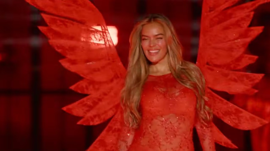 Karol G se convierte en ángel latina en el desfile de Victoria’s Secret 2025
