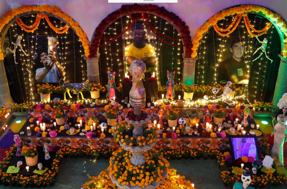 Un altar de muertos en México recuerda a los astros del fútbol Pelé y Maradona