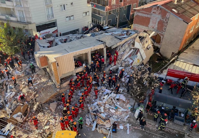 El derrumbe de un edificio cerca de Estambul causa cuatro muertos y una joven herida