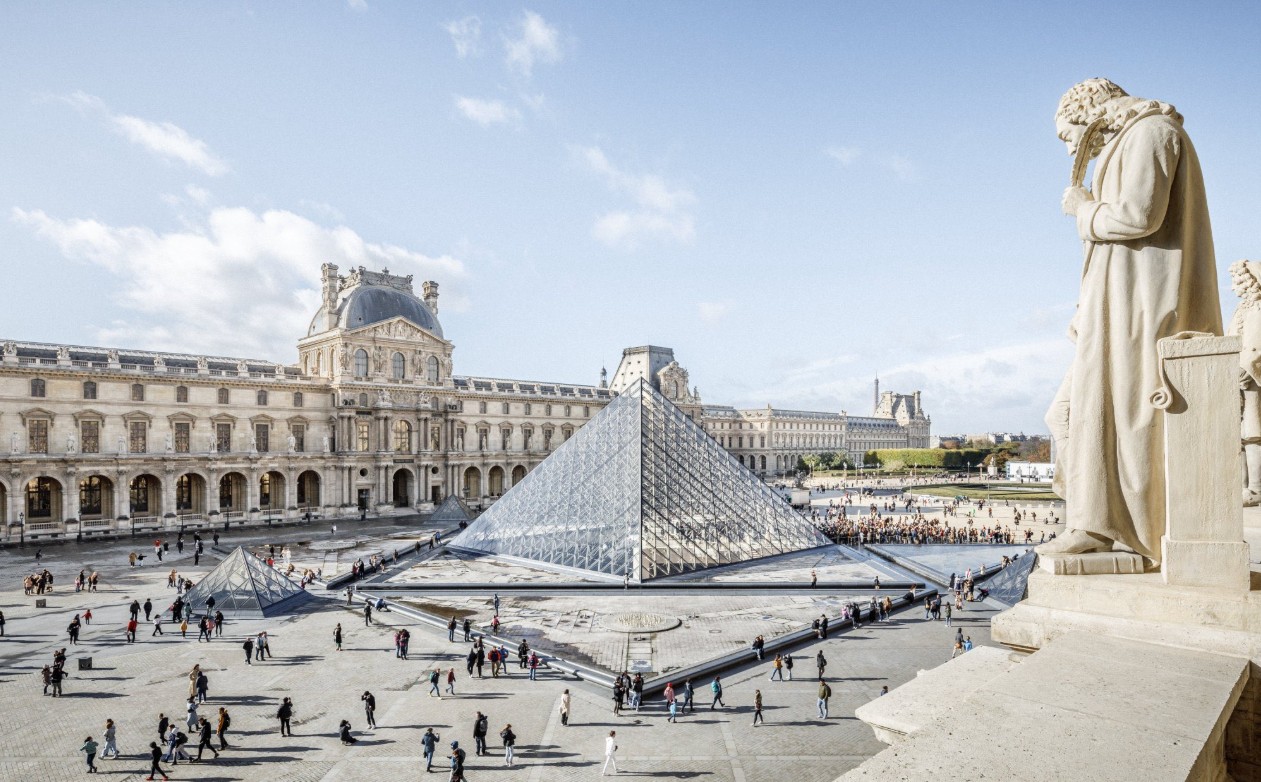 Un atraco en el museo del Louvre, sin heridos, lleva al cierre del museo durante todo el día