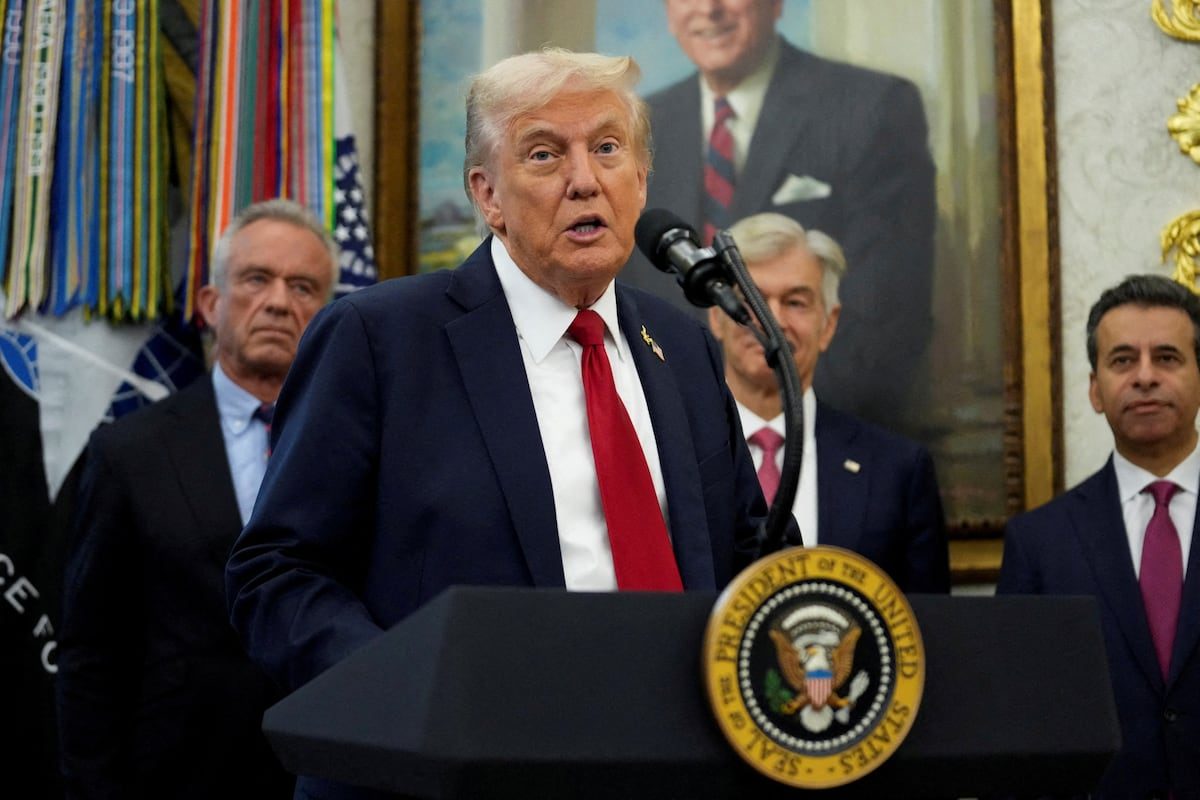 Trump empuja a farmacéuticas a subir precios de medicamentos en Europa para bajarlos en EEUU