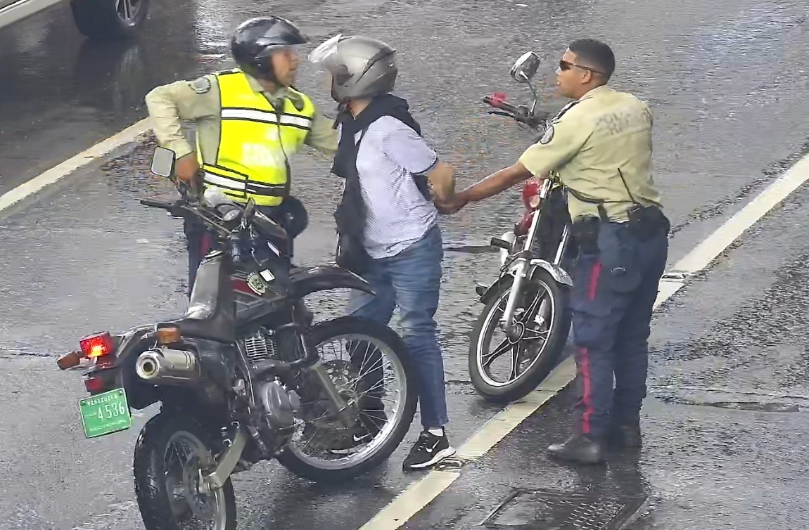 Police Catch Suspected Cell Phone Thief in the Act in Caracas