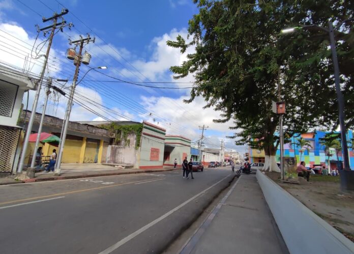 Estudiantes universitarias en Tucupita venden chucherías para pagarse los pasajes