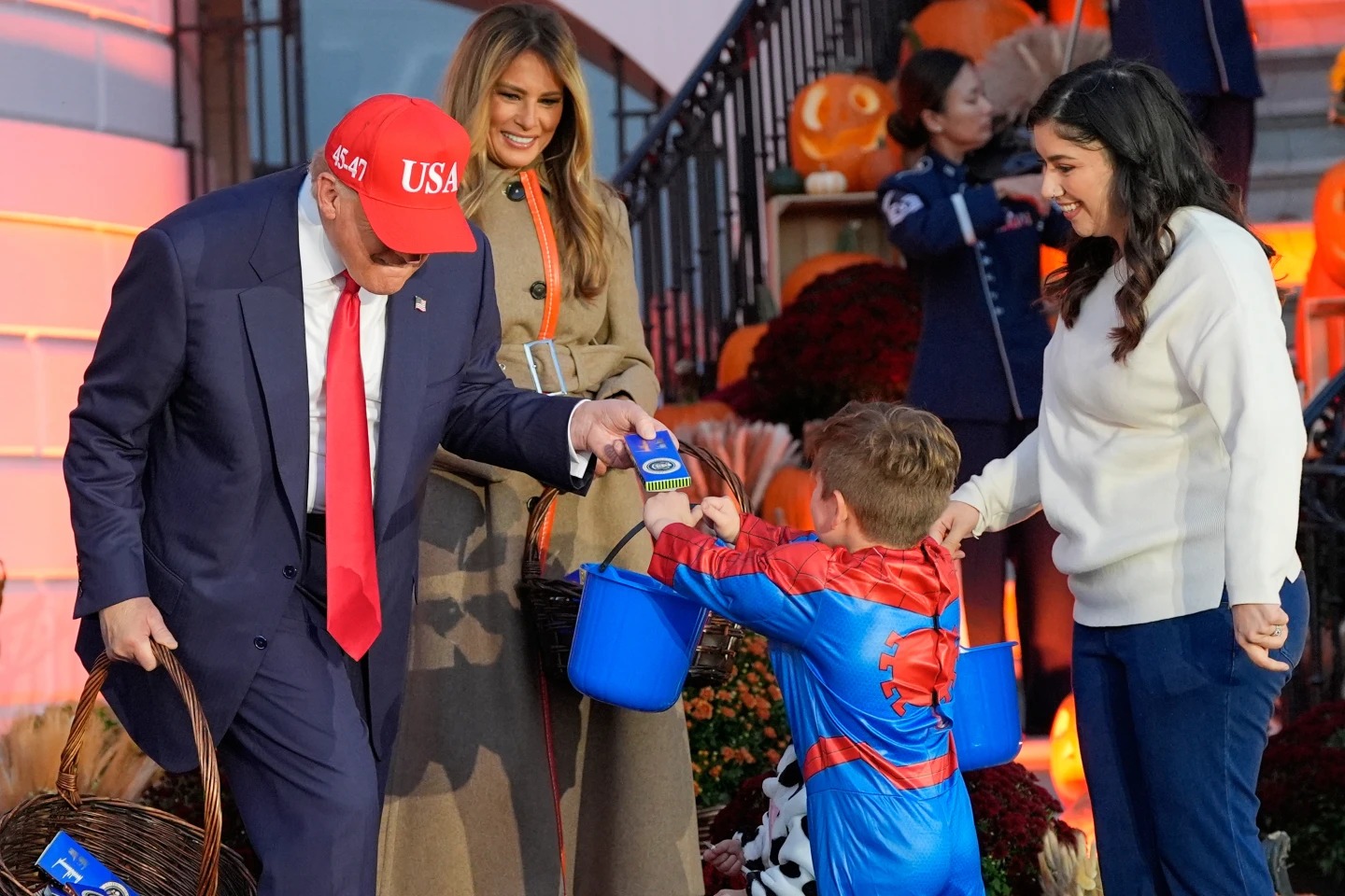 Trump y Melania entregan dulces a decenas de niños en la Casa Blanca por Halloween (VIDEO)