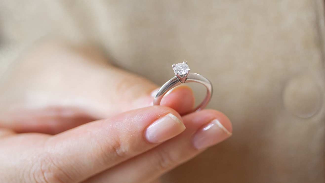 VIRAL: Halló un anillo de compromiso en su postre, pero no era para ella (VIDEO)