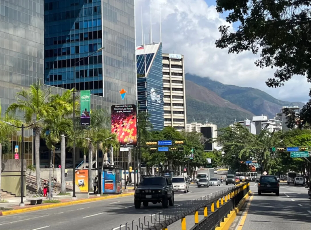 Cierran acceso frente a Parque del Este por nueva tarima chavista este #7Oct