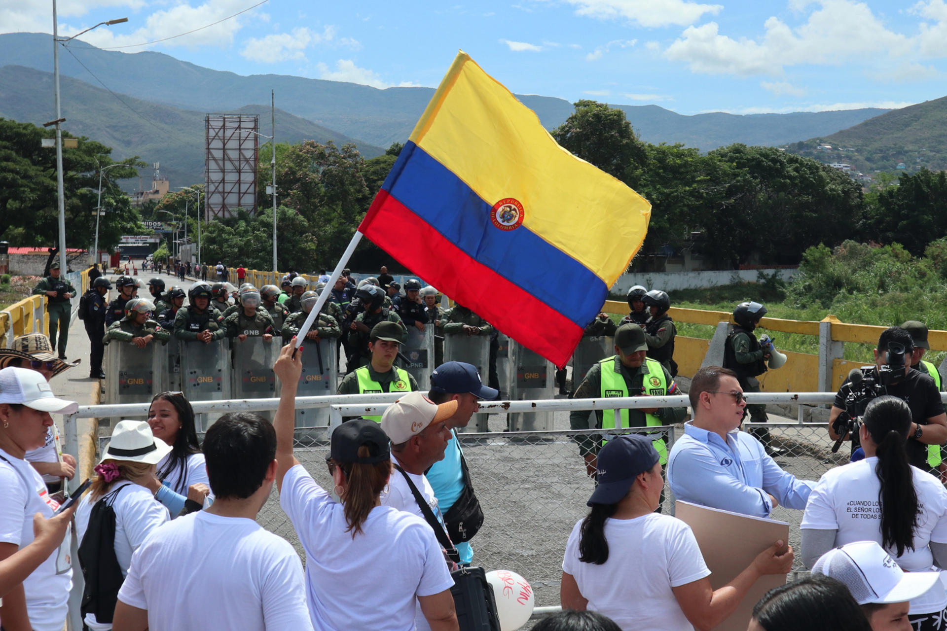 VIDEO: Familiares de colombianos detenidos por Maduro vuelven a protestar en el puente Simón Bolívar