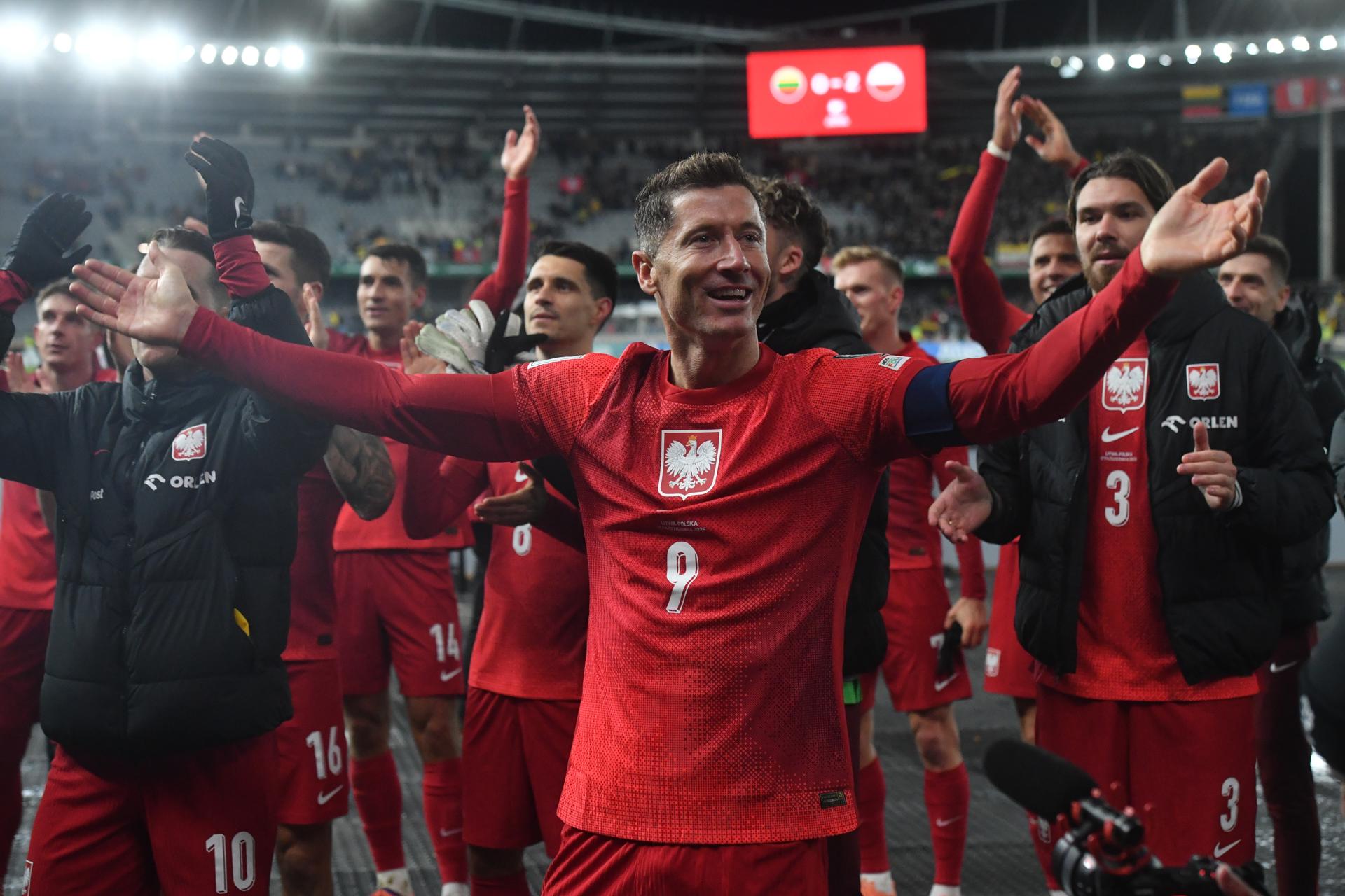 Lewandowski metió a Polonia en la pelea por el cupo al Mundial tras vencer Lituania