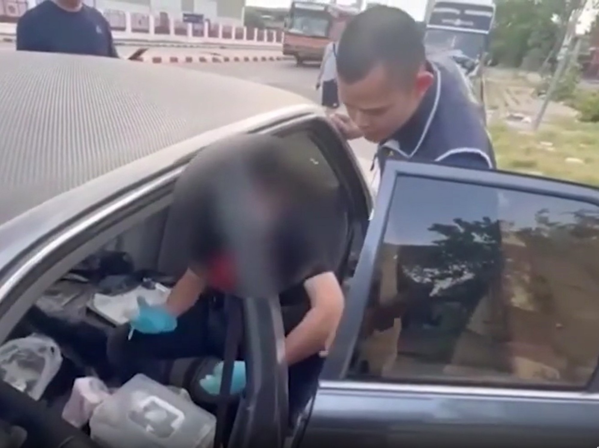 Le pusieron los ganchos a un hombre que realizaba ilegalmente cirugías de pene dentro de un vehículo