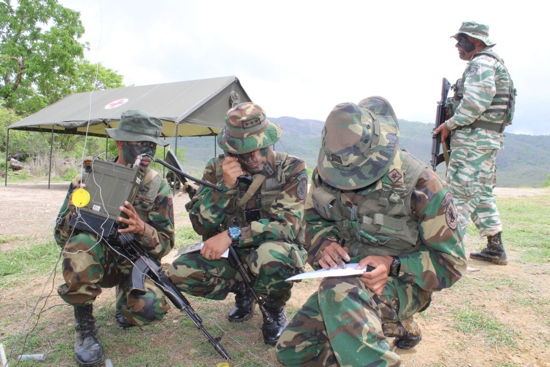 Militares venezolanos ensayaron la comunicación ante un eventual estado de excepción