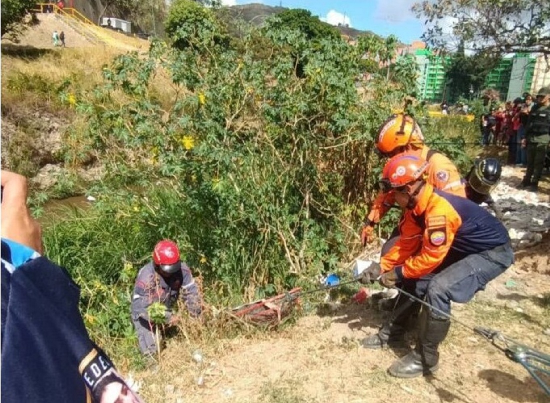 Bomberos de Caracas rescataron a un hombre que cayó al río Guaire este #5Oct