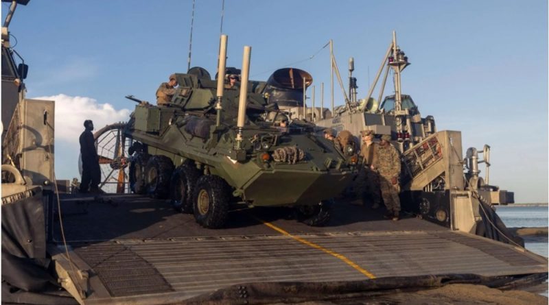 Marines de EEUU despliegan vehículos blindados LAV-25 en una playa de Puerto Rico
