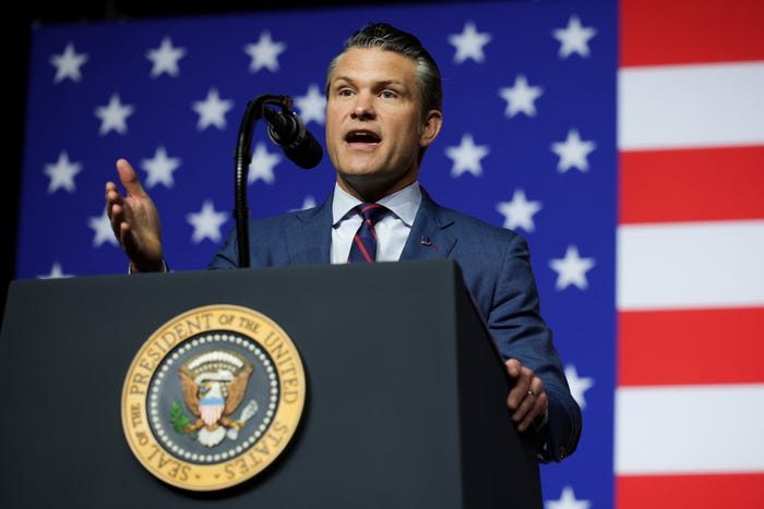 Pete Hegseth llegó a Memphis para supervisar despliegue de tropas estadounidenses
