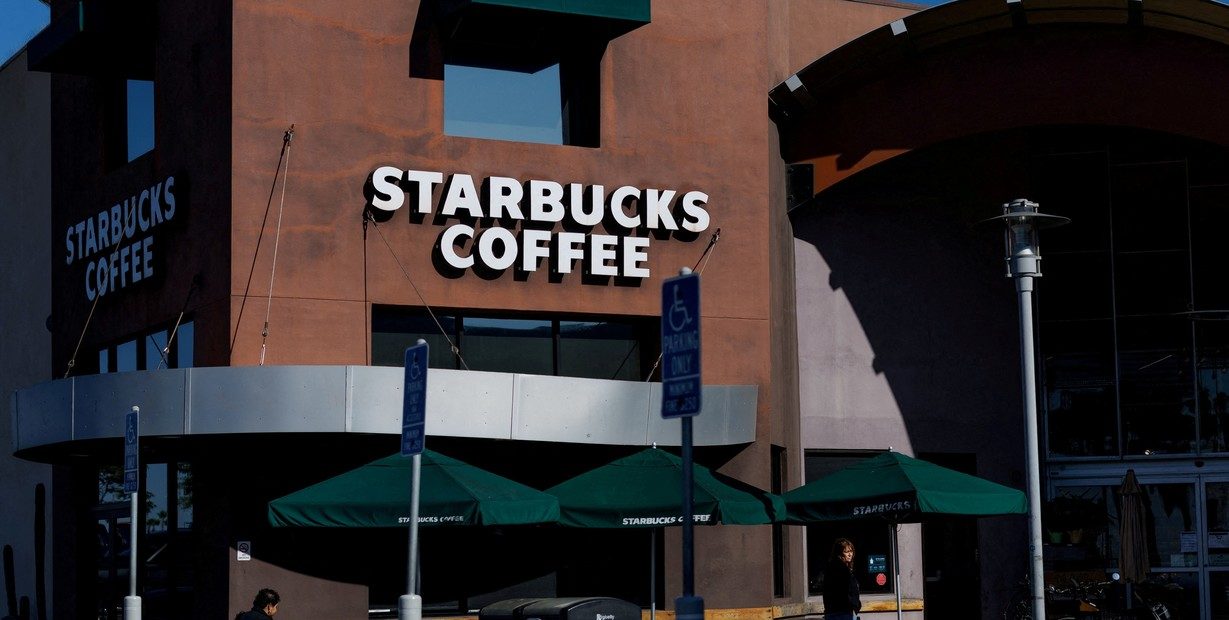 Por qué Starbucks está cerrando cientos de tiendas en EEUU: qué hay detrás de la ola de despidos